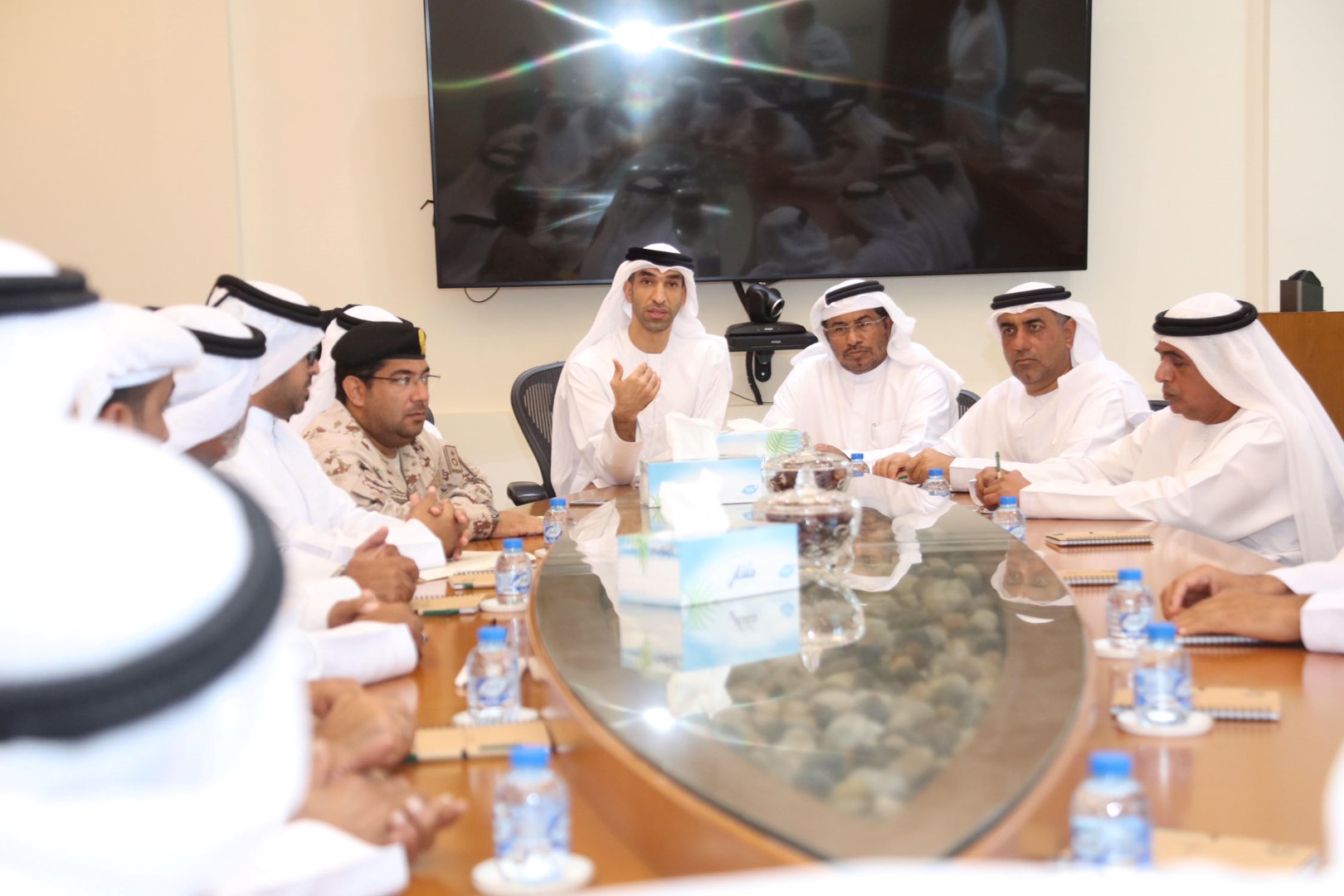 Read more about the article Al Zeyoudi visits fishermen in Ras Al Khaimah, discusses key concerns